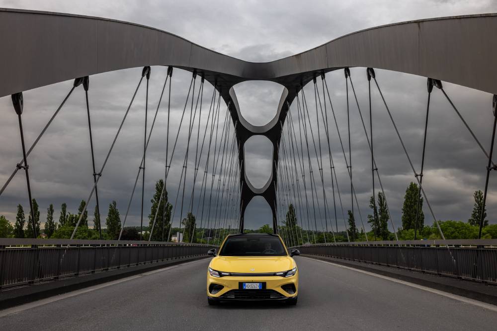 https://cdn.autogreeknews.gr/wp-content/uploads/2026/10/b05-dynamic-yellow-1.jpg