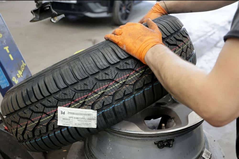 https://cdn.autogreeknews.gr/wp-content/uploads/2026/10/coloured-lines-new-tires.jpg