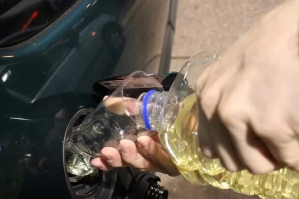 https://cdn.autogreeknews.gr/wp-content/uploads/2026/10/cooking-oil-diesel.jpg