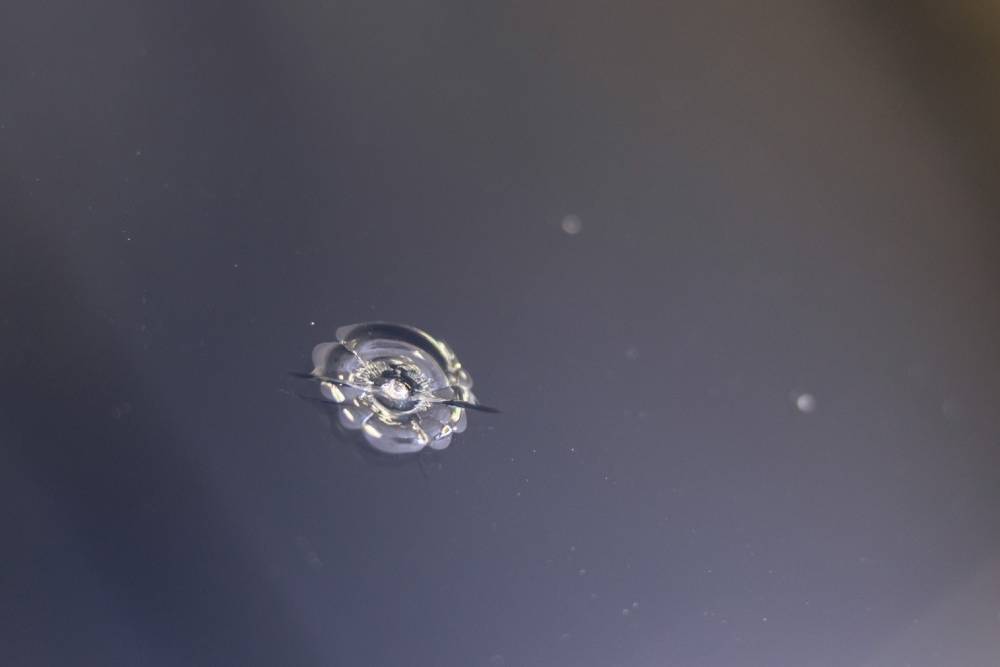 https://cdn.autogreeknews.gr/wp-content/uploads/2026/10/cracked-windshield-04.jpg