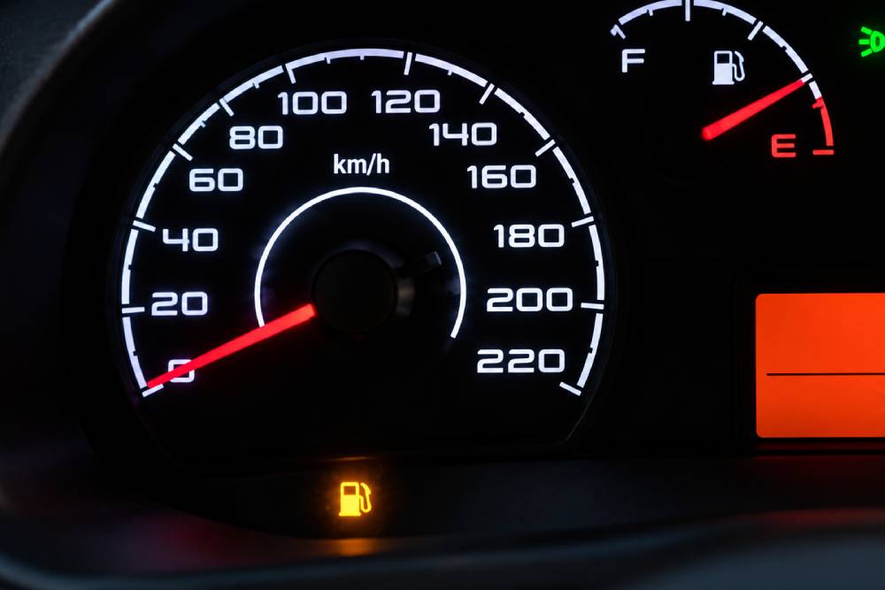https://cdn.autogreeknews.gr/wp-content/uploads/2026/10/driving-with-the-fuel-light-on.jpg