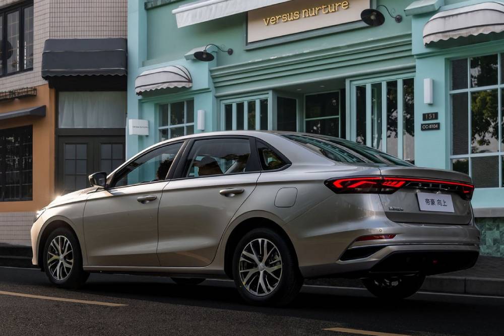 https://cdn.autogreeknews.gr/wp-content/uploads/2026/10/facelifted-geely-emgrand-02.jpg