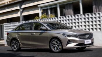 Η Geely ανανεώνει την πιο προσιτή «λιμουζίνα» της