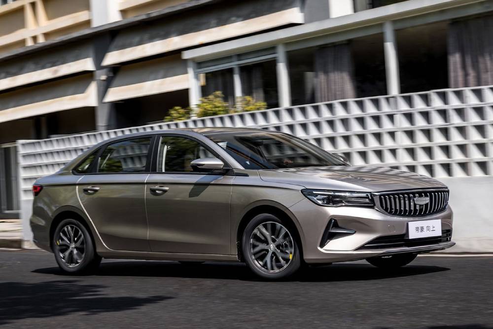 https://cdn.autogreeknews.gr/wp-content/uploads/2026/10/facelifted-geely-emgrand-03.jpg