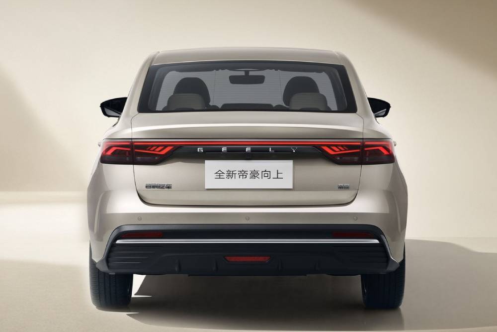 https://cdn.autogreeknews.gr/wp-content/uploads/2026/10/facelifted-geely-emgrand-05.jpg
