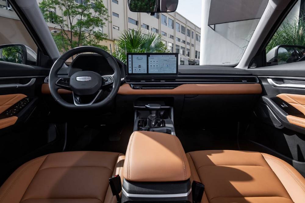https://cdn.autogreeknews.gr/wp-content/uploads/2026/10/facelifted-geely-emgrand.jpg