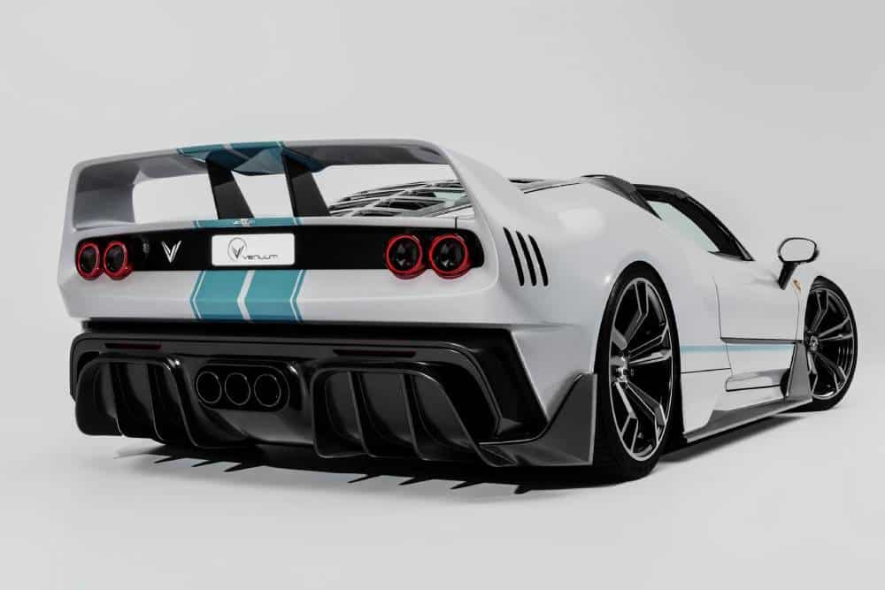 https://cdn.autogreeknews.gr/wp-content/uploads/2026/10/ferrari-v4x-spyder-venuum-concept-white-turquoise-.jpg