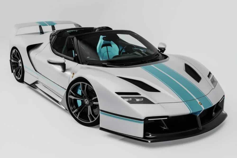 https://cdn.autogreeknews.gr/wp-content/uploads/2026/10/ferrari-v4x-spyder-venuum-concept-white-turquoise-2.jpg
