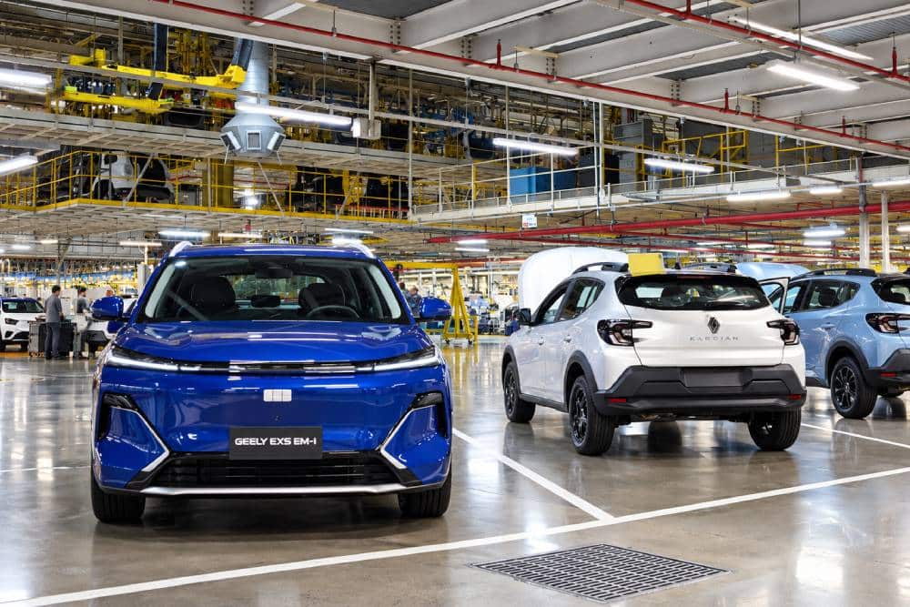 https://cdn.autogreeknews.gr/wp-content/uploads/2026/10/geely-assembly-line-02.jpg