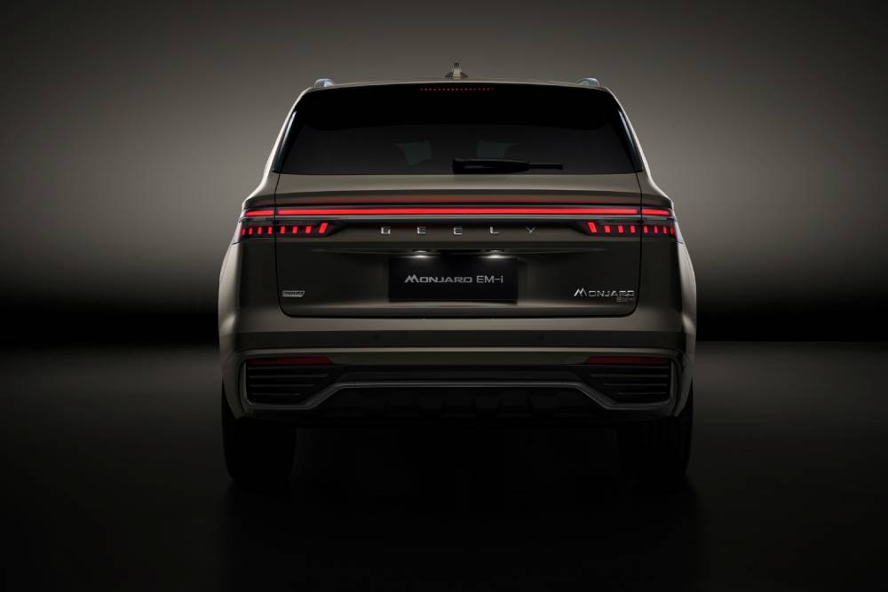 https://cdn.autogreeknews.gr/wp-content/uploads/2026/10/geely-monjaro-emi-teaser-back-highres-1.jpg