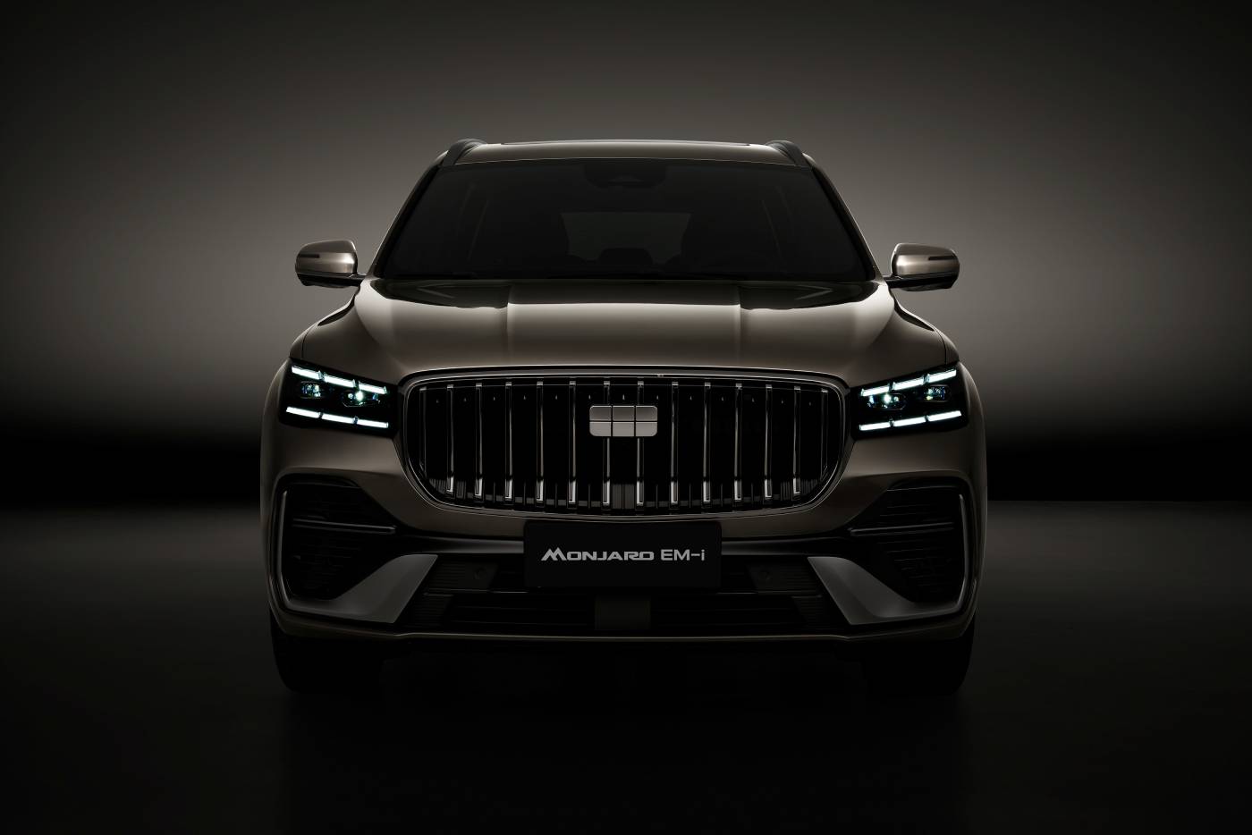 https://cdn.autogreeknews.gr/wp-content/uploads/2026/10/geely-monjaro-emi-teaser-front-highres-1.jpg