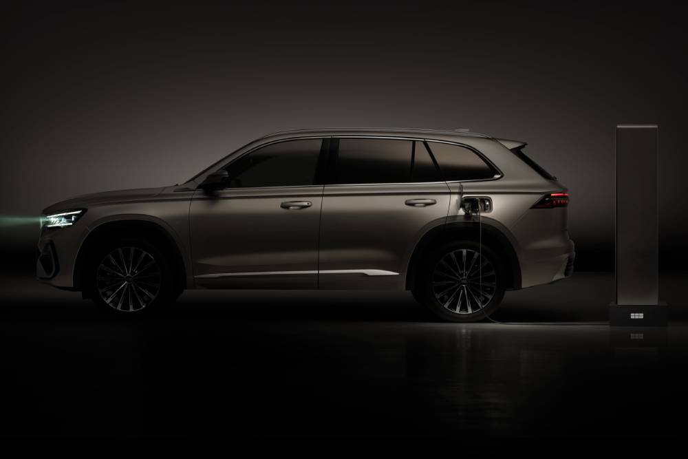 https://cdn.autogreeknews.gr/wp-content/uploads/2026/10/geely-monjaro-emi-teaser-side-highres-1.jpg