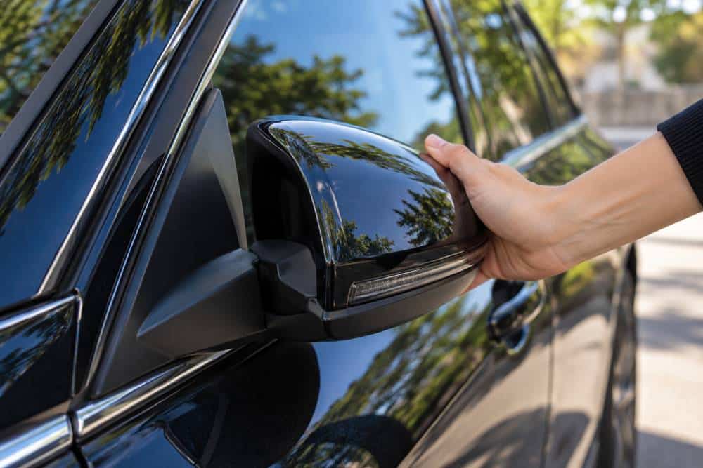 https://cdn.autogreeknews.gr/wp-content/uploads/2026/10/manualy-folding-mirror-02.jpg