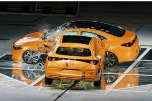 Το crash test της Mercedes για τις διασταυρώσεις (+video)