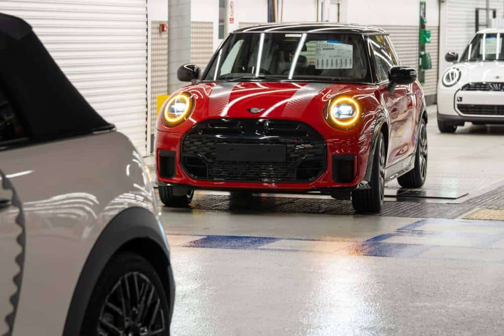 https://cdn.autogreeknews.gr/wp-content/uploads/2026/10/mini-plant-oxford-automated-driving-during-product-2.jpg
