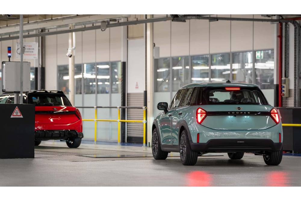 https://cdn.autogreeknews.gr/wp-content/uploads/2026/10/mini-plant-oxford-automated-driving-during-product-3.jpg