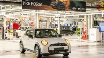 BMW και Mini βολτάρουν μόνα τους στα εργοστάσια