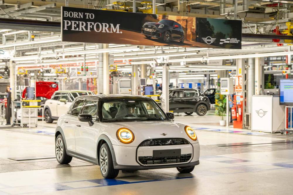 https://cdn.autogreeknews.gr/wp-content/uploads/2026/10/mini-plant-oxford-automated-driving-during-product.jpg