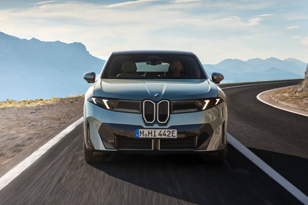 https://cdn.autogreeknews.gr/wp-content/uploads/2026/10/new-bmw-ix4-13-1.jpg