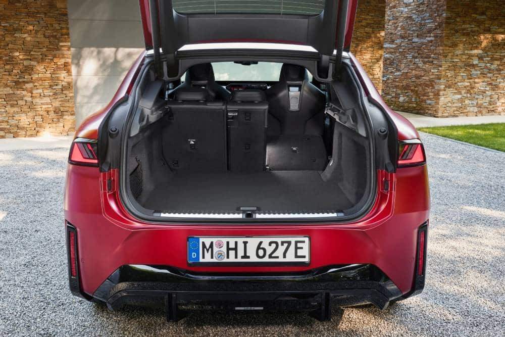 https://cdn.autogreeknews.gr/wp-content/uploads/2026/10/new-bmw-ix4-4-1.jpg