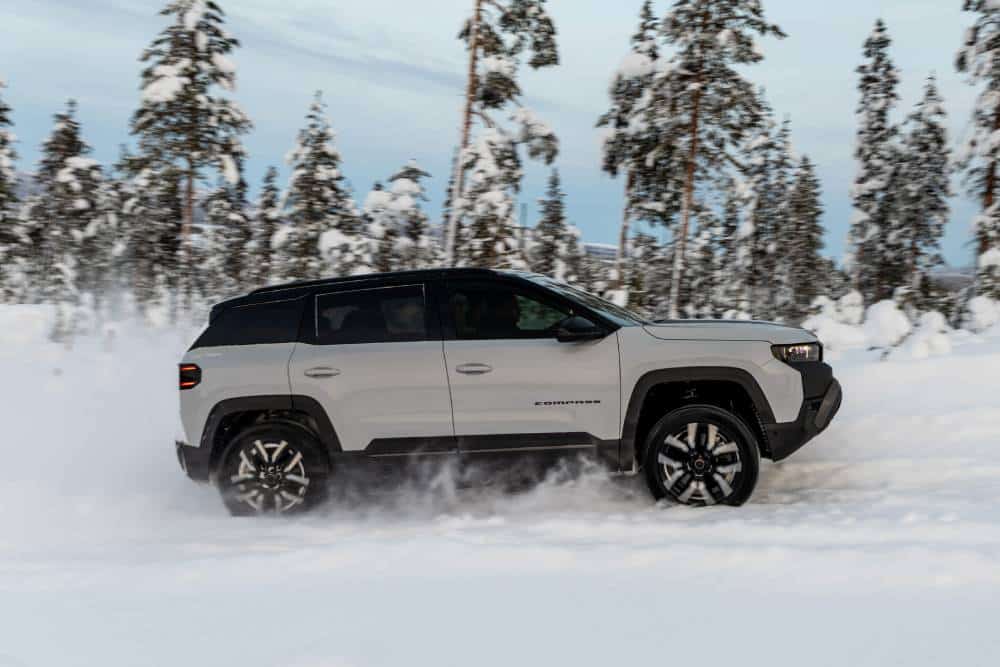 https://cdn.autogreeknews.gr/wp-content/uploads/2026/10/new-compass-4xe-sport-3-1.jpg