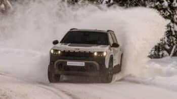 Το νέο Jeep Compass 4xe σπάει τον πάγο με 375 άλογα (+video)