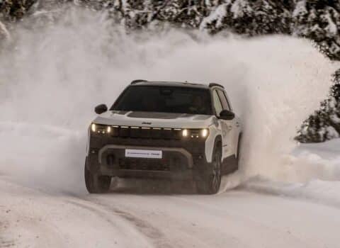 Το νέο Jeep Compass 4xe σπάει τον πάγο με 375 άλογα (+video)