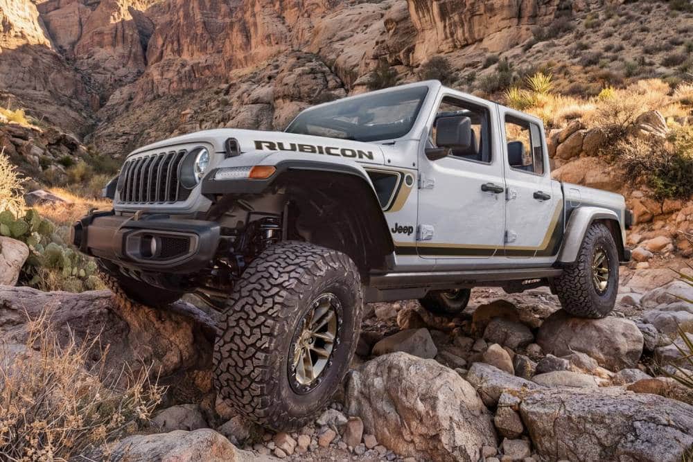 https://cdn.autogreeknews.gr/wp-content/uploads/2026/10/new-jeep-gladiator-tire-launch-edition.jpg