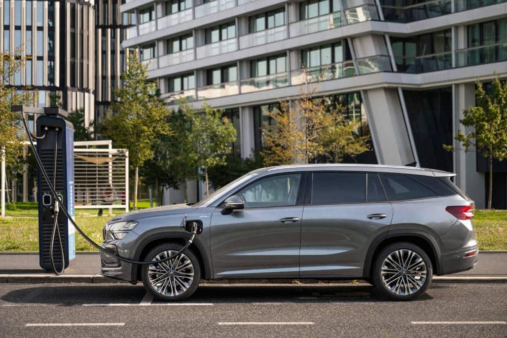 https://cdn.autogreeknews.gr/wp-content/uploads/2026/10/new-skoda-kodiaq-phev-and-laurin-klement-3-1.jpg