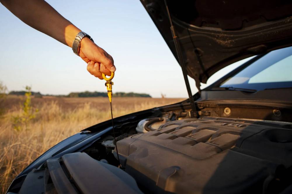 https://cdn.autogreeknews.gr/wp-content/uploads/2026/10/oil-check-stick.jpg