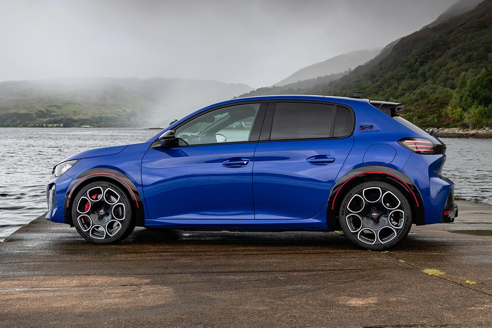 https://cdn.autogreeknews.gr/wp-content/uploads/2026/10/peugeot-e-208-gti-2.jpg