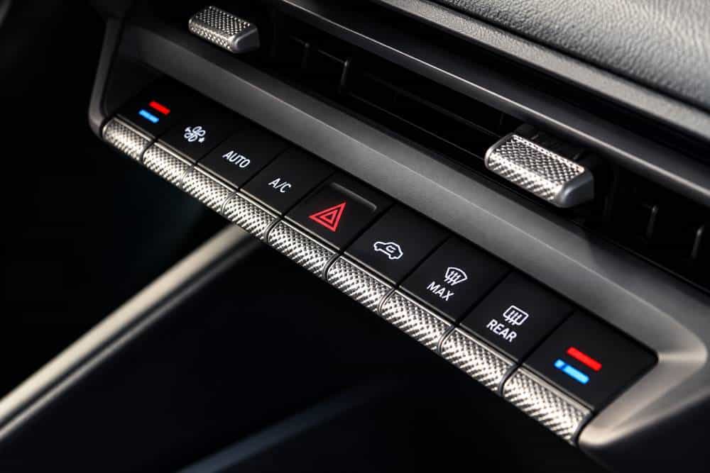 https://cdn.autogreeknews.gr/wp-content/uploads/2026/10/physical-buttons-vs-screens.jpg