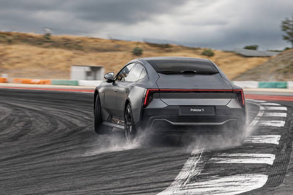 https://cdn.autogreeknews.gr/wp-content/uploads/2026/10/polestar-5-drift-02.jpg
