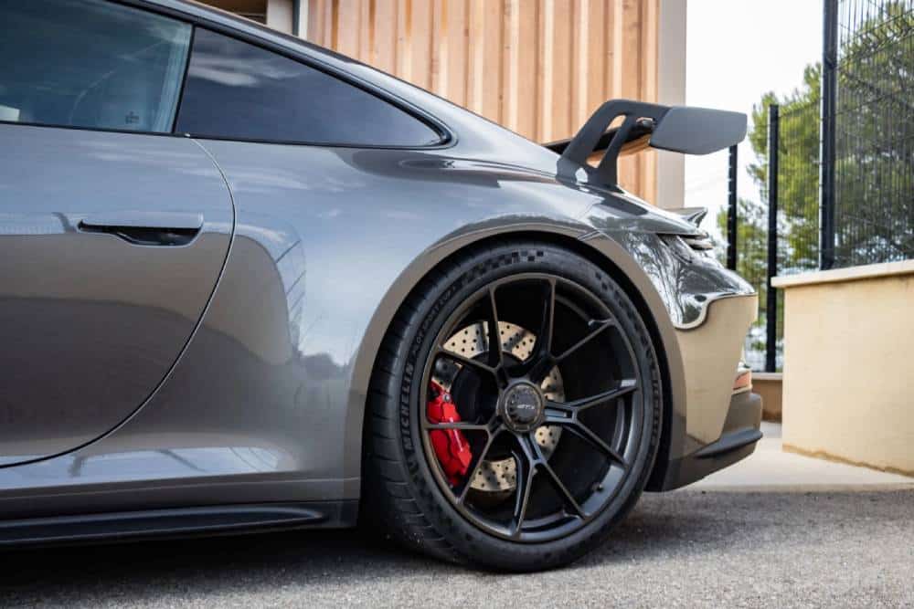 https://cdn.autogreeknews.gr/wp-content/uploads/2026/10/porsche-911-gt3-wheel.jpg