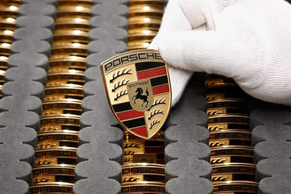 https://cdn.autogreeknews.gr/wp-content/uploads/2026/10/porsche-logo.jpg