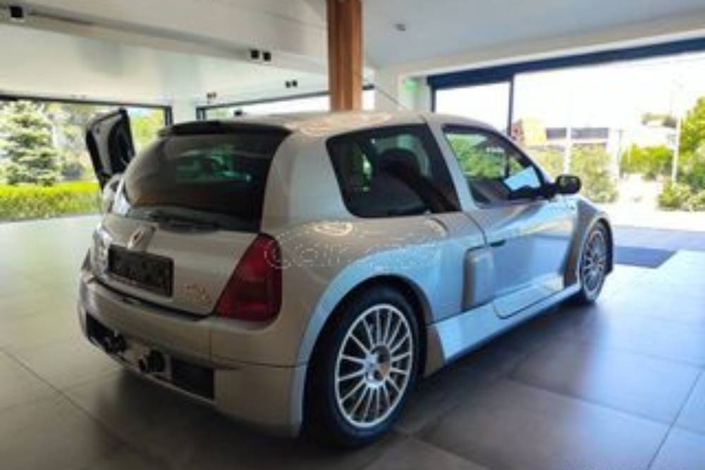 https://cdn.autogreeknews.gr/wp-content/uploads/2026/10/renault-clio-v6-for-sale-2.jpg