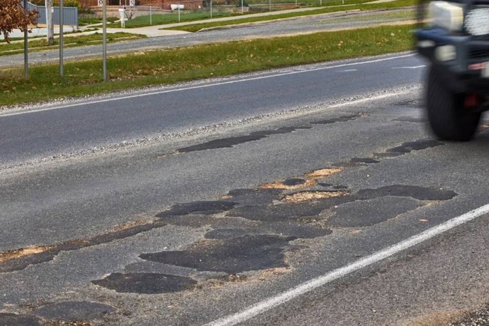 https://cdn.autogreeknews.gr/wp-content/uploads/2026/10/road-patch.jpg