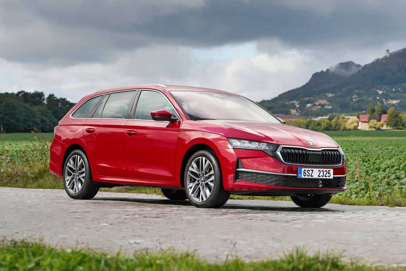 https://cdn.autogreeknews.gr/wp-content/uploads/2026/10/skoda-octavia-full-hybrid-1-1.jpg